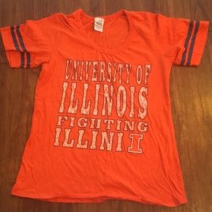 Women’s University of Illinois T-shirt. Size L.